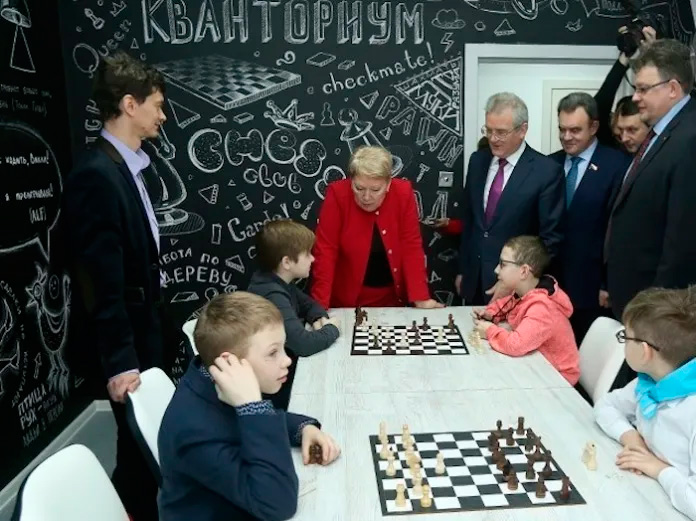 Niños jugando al ajedrez en colegio de Rusia